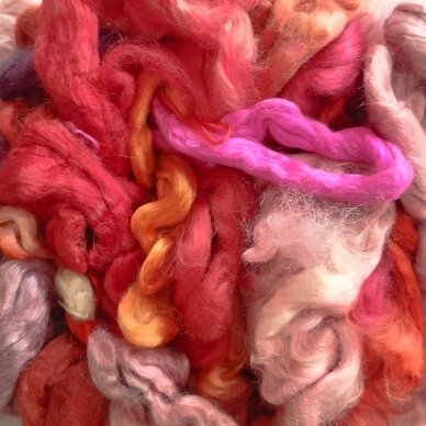 Silk fiber. Red colour mix. 5 g.